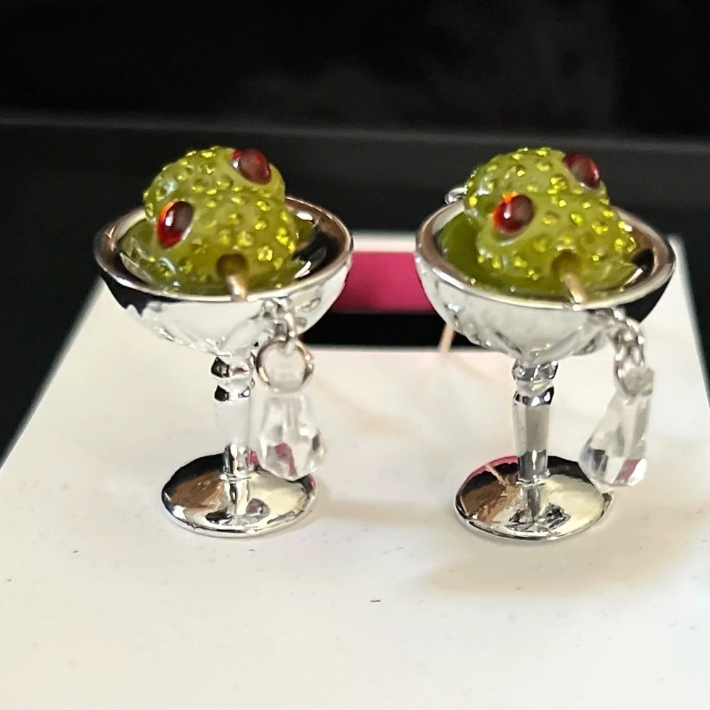 🫒🍸BETSEY JOHNSON MARTINI COCKTAIL RIG AND EARRING SET🍸🫒NWT